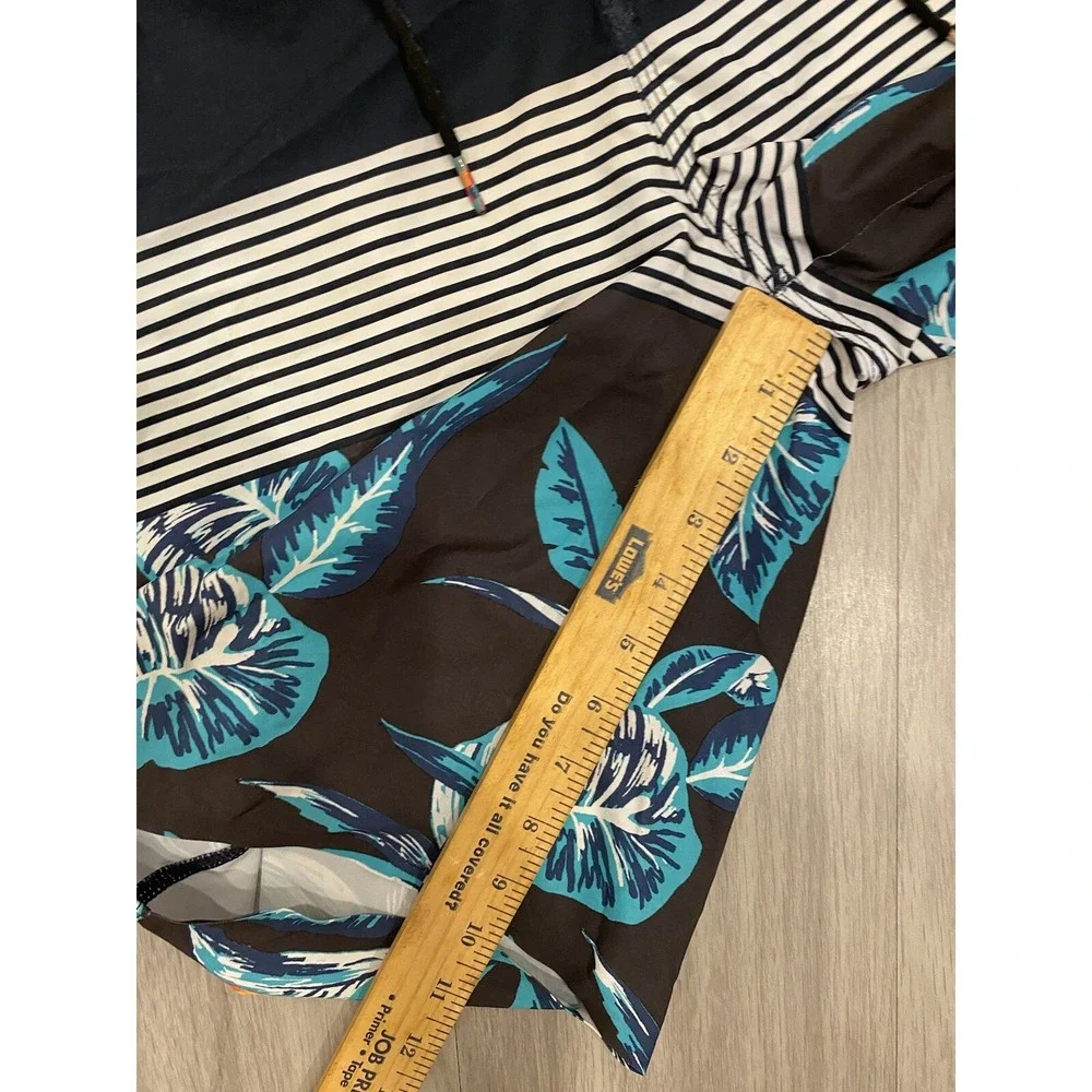 Quiksilver Men's Size 32 Board Shorts Swimsuit Blue Floral Swim Trunks *Preowned